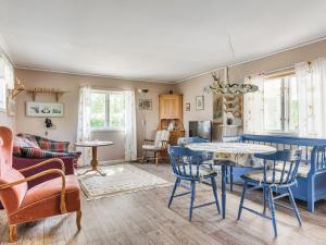 Söderåkra的住宿－Holiday Home Djursvik by Interhome，客厅配有蓝色的椅子和桌子