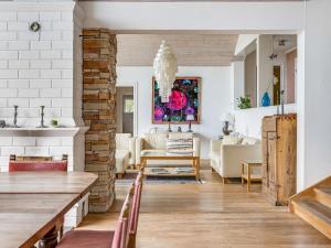 een woonkamer met witte meubels en een bakstenen muur bij Holiday Home Bergstigen Gunnebo by Interhome in Gunnebo +16 foto's