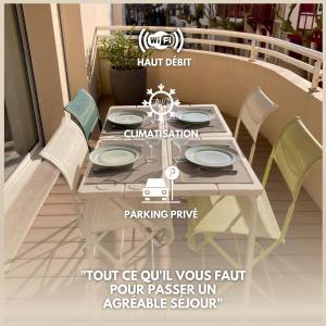 einen Tisch und Stühle auf einer Terrasse mit in der Unterkunft Appart Hypercentre Biarritz - PKG / WIFI / 4-6 Personnes in Biarritz