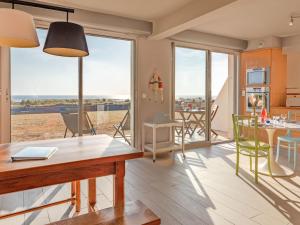 サン・ジェルマン・シュル・エにあるHoliday Home Le Saint Germ by Interhomeのキッチン、海の景色を望むリビングルーム