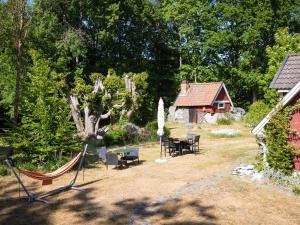 un patio con sillas, una hamaca y una casa en Holiday Home Matvik by Interhome en Trensum