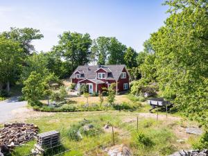 - une vue aérienne sur une maison avec un jardin dans l'établissement Holiday Home Matvik by Interhome, à Trensum