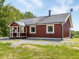 une maison rouge avec un garage dans l'établissement Holiday Home Erikstorp Fyran by Interhome, à Olofström