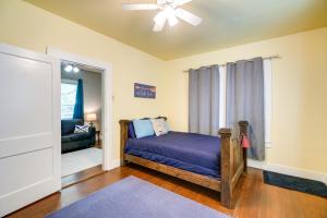 - une chambre avec un lit et un ventilateur de plafond dans l'établissement New Braunfels Vacation Rental on Lake Dunlap!, à New Braunfels