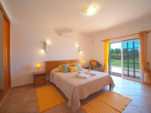 ラゴアにあるHoliday Home Alto da Rafoia - CRV130 by Interhomeのベッドルーム1室(ベッド1台、大きな窓付)