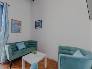 - un salon avec un canapé vert et 2 chaises dans l'établissement Apartment Maison des sables 3 by Interhome, à Port-Leucate