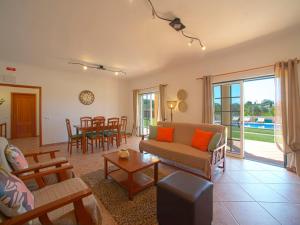 uma sala de estar com um sofá e uma mesa em Holiday Home Alto da Rafoia - CRV130 by Interhome em Lagoa