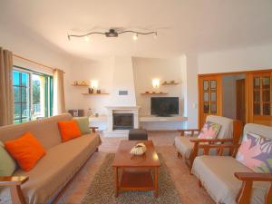 ラゴアにあるHoliday Home Alto da Rafoia - CRV130 by Interhomeのリビングルーム(ソファ2台、暖炉付)