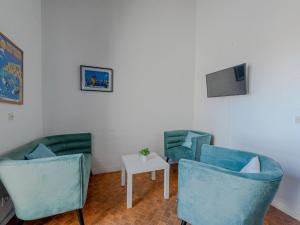 Zimmer mit 2 blauen Stühlen und einem Tisch in der Unterkunft Apartment Maison des sables 3 by Interhome in Port Leucate