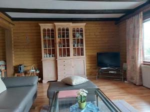 Μια τηλεόραση ή/και κέντρο ψυχαγωγίας στο Apartment Am Hohen Bogen-31 by Interhome
