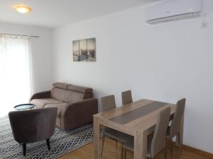 sala de estar con mesa y sofá en Apartment Kampanel-2 by Interhome, en Privlaka