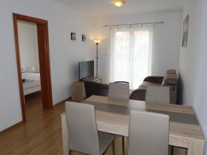 sala de estar con mesa de comedor con sillas en Apartment Kampanel-2 by Interhome, en Privlaka