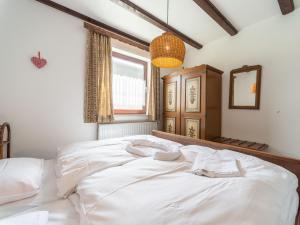 Un pat sau paturi într-o cameră la Apartment Am Hohen Bogen-40 by Interhome