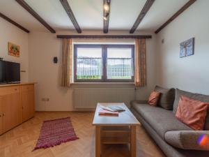 ein Wohnzimmer mit Sofa und Tisch in der Unterkunft Apartment Am Hohen Bogen-40 by Interhome in Arrach