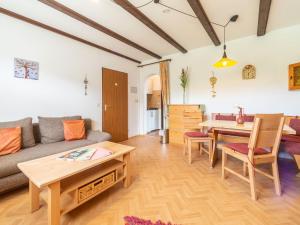 ein Wohnzimmer mit Sofa und Tisch in der Unterkunft Apartment Am Hohen Bogen-40 by Interhome in Arrach