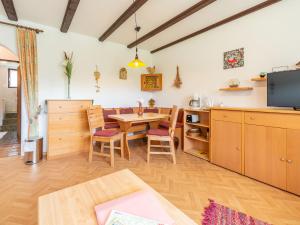 eine Küche und ein Esszimmer mit einem Tisch und einem TV in der Unterkunft Apartment Am Hohen Bogen-40 by Interhome in Arrach + 23 Fotos