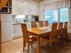 Kuchyň nebo kuchyňský kout v ubytování Holiday Home Rinneportti by Interhome