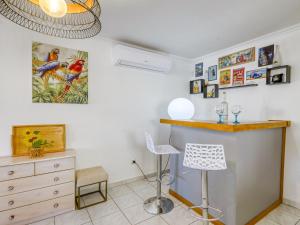 um quarto com uma secretária, uma cadeira e uma cómoda em Holiday Home Sunset by Interhome em Empuriabrava