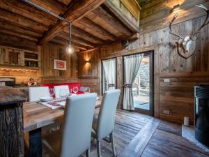 una sala da pranzo con tavolo e sedie in legno di Chalet Chalet les Combes by Interhome a Introd