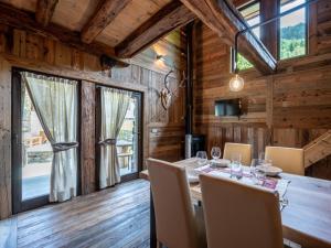因特羅德的住宿－Chalet Les Combes by Interhome，一间带桌椅和窗户的用餐室