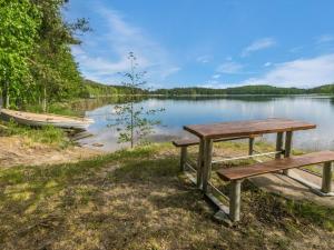uma mesa de piquenique e um barco num lago em Holiday Home Lohi- cjoe237 a by Interhome em Säynetlahti