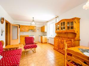 Il comprend un salon avec une table et une cuisine. dans l'établissement Apartment Mantina-1 by Interhome, à Moena