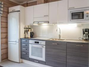 Køkken eller tekøkken på Holiday Home Vuokatin atso by Interhome