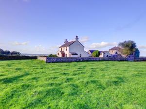 カーナーヴォンにあるHoliday Home Llanfaglan Farm by Interhomeの草原中の家
