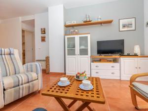 Televízia a/alebo spoločenská miestnosť v ubytovaní Apartment GreenMar B Down-bajo acceso piscina-Pool by Interhome