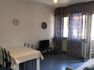 ein Wohnzimmer mit 2 Tischen und einem TV in der Unterkunft Apartment Caterina by Interhome in Sestri Levante