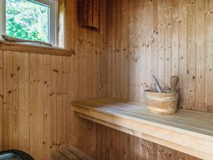 eine Holzhütte mit einem Regal und einem Fenster in der Unterkunft Chalet Villa Lundsfjärden - VML120 by Interhome in Grythyttan