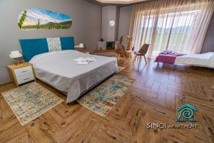 Iráklia的住宿－Atrium Vinea Brintziki Winery，一间卧室设有两张床,铺有木地板