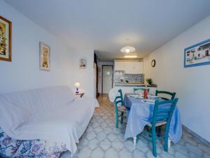 サン・シプリアン・プラージュにあるHoliday Home Les Dauphins by Interhomeのリビングルーム(テーブル、椅子付)、キッチン