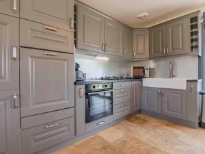 A kitchen or kitchenette at Holiday Home L'Oliveraie by Interhome