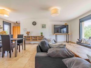 ein Wohnzimmer mit einem Sofa und einem Tisch in der Unterkunft Holiday Home L'Oliveraie by Interhome in Saint-Didier