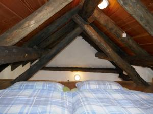 un letto in una camera con travi in legno di Holiday Home Rustico Edel by Interhome ad Acquacalda