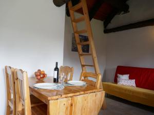 una sala da pranzo con tavolo in legno e scala di Holiday Home Rustico Edel by Interhome ad Acquacalda