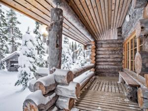 een blokhut in de sneeuw op een veranda bij Holiday Home Joikupirtti b by Interhome in Pyhätunturi
