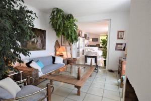 埃茲的住宿－FRONT BEACH PENTHOUSE，客厅配有沙发和桌子