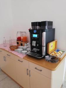 Příslušenství pro přípravu čaje a kávy v ubytování Hotel Calipso
