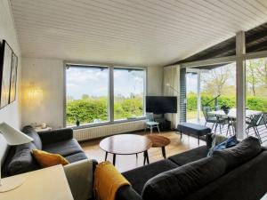 Posezení v ubytování Holiday Home Esben - 350m from the sea by Interhome
