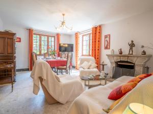 een woonkamer met een tafel en een open haard bij Holiday Home Ker Vian by Interhome in Tréflez