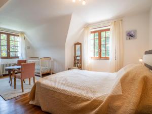 een slaapkamer met een bed en een tafel en ramen bij Holiday Home Ker Vian by Interhome in Tréflez