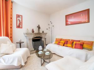een woonkamer met 2 witte banken en een open haard bij Holiday Home Ker Vian by Interhome in Tréflez