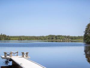 un muelle en medio de un gran lago en Holiday Home Vänneböke - SND058 by Interhome, en Strömsnäsbruk