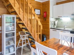 eine Küche und ein Esszimmer mit einer Holztreppe in der Unterkunft Holiday Home Vuokatin alma by Interhome in Vuokatti