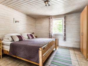 um quarto com uma cama e um tecto de madeira em Holiday Home Erikstorp Trean by Interhome em Olofström