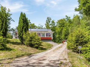 uma casa ao lado de uma estrada de terra em Holiday Home Erikstorp Trean by Interhome em Olofström