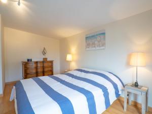 トレブールダンにあるChalet Les Hortensias - TBD100 by Interhomeのベッドルーム(青と白のストライプのベッド1台、ドレッサー付)