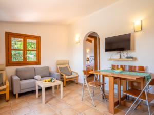 un soggiorno con divano e tavolo di Holiday Home Can Pere Mas by Interhome a Pòrtol